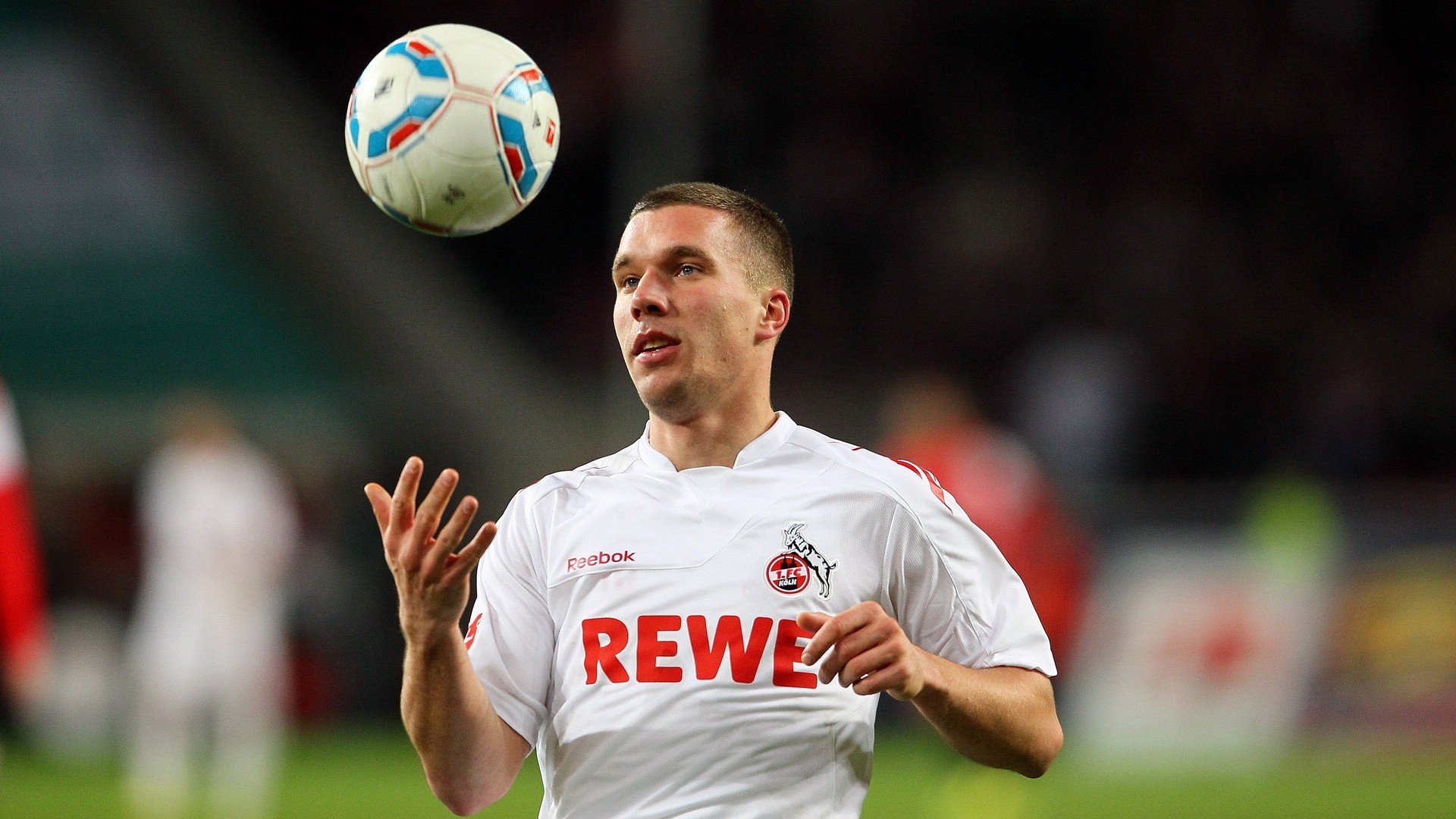 当安菲尔德的风吹向巴黎，萨拉赫之夜与足球的终极孤独