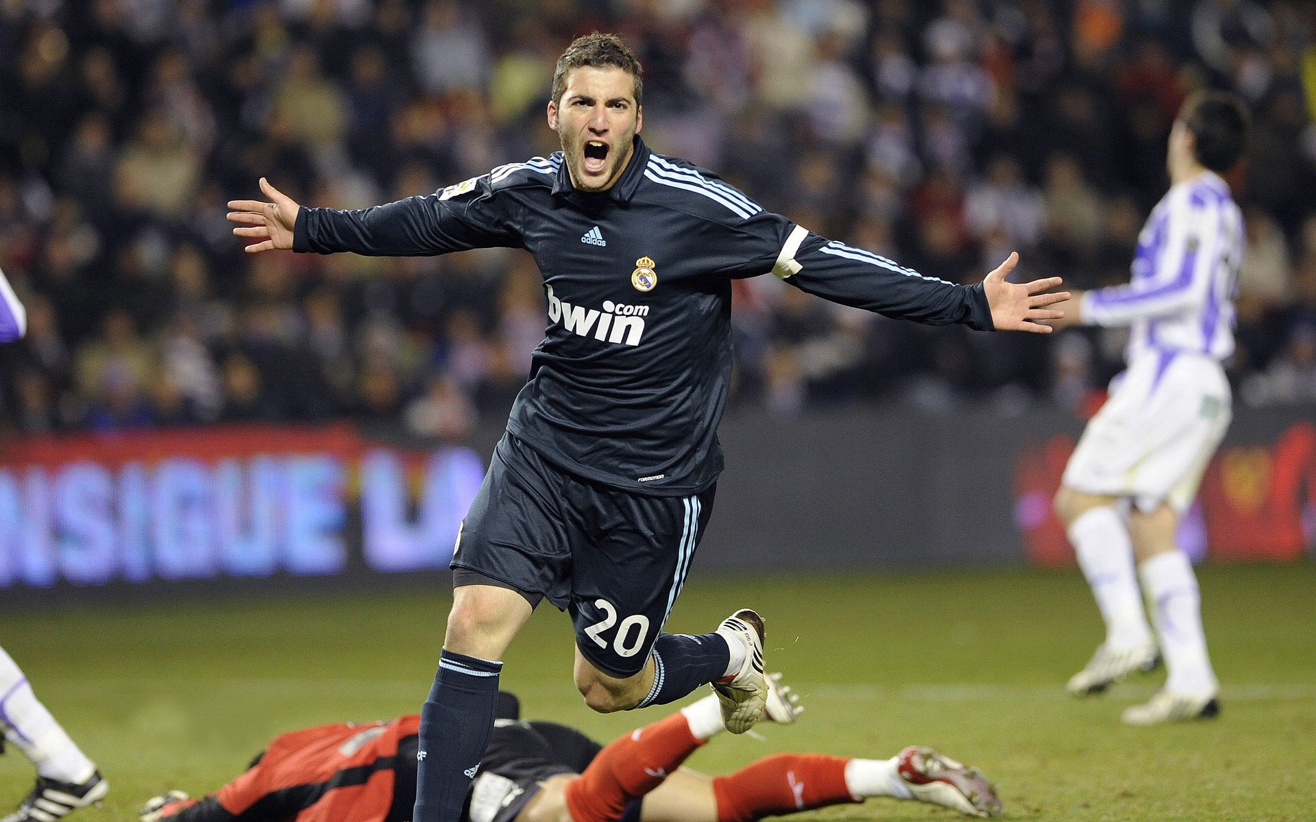 逆袭的引擎,勒克莱尔点燃赛场,迈凯伦翻盘红牛二队的战术革命